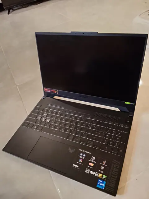 للبيع لابتوب قيمنق شبه جديد