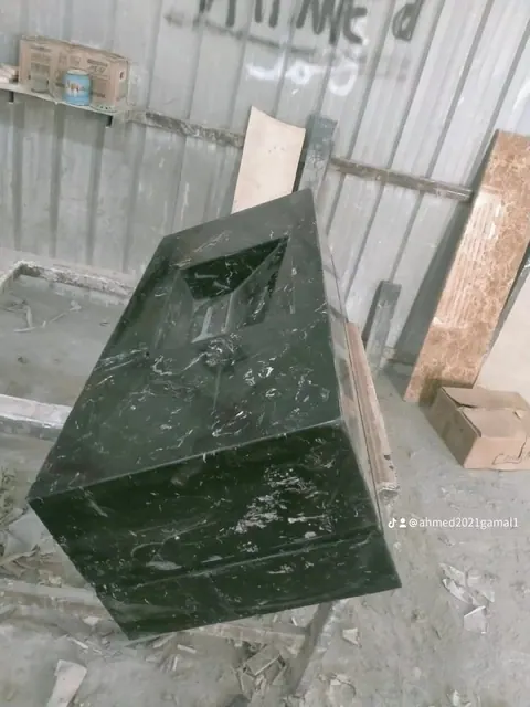 مصنع رخام كامل للبيع بكامل معداته وكل شي عدد 2 منشار قص طول 6 متر والتاني 3 متير وعدد 4 طاولات حديد