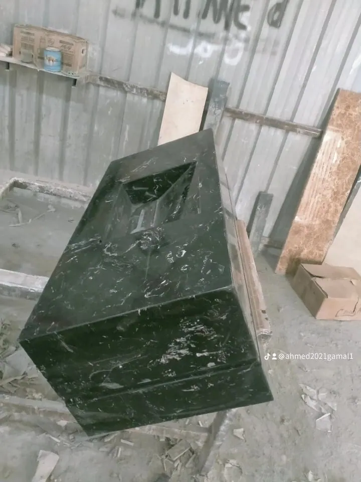 مصنع رخام كامل للبيع بكامل معداته وكل شي عدد 2 منشار قص طول 6 متر والتاني 3 متير وعدد 4 طاولات حديد في بوابة البيع و الشراء